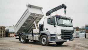 Camion-benne avec grue auxiliaire : bien le choisir